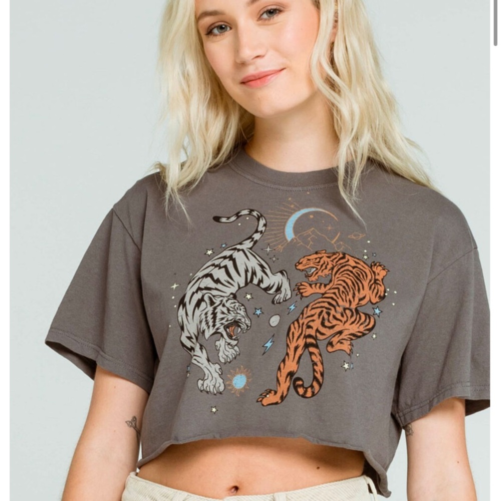 Tilly’s Twin Tiger Star Crop Graphic Tee